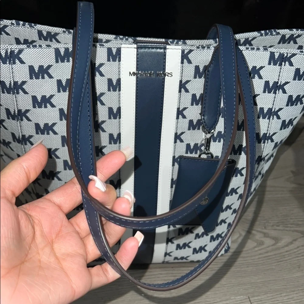 Michael Kors Navy and White Tote Bag - Picture 2 of 10